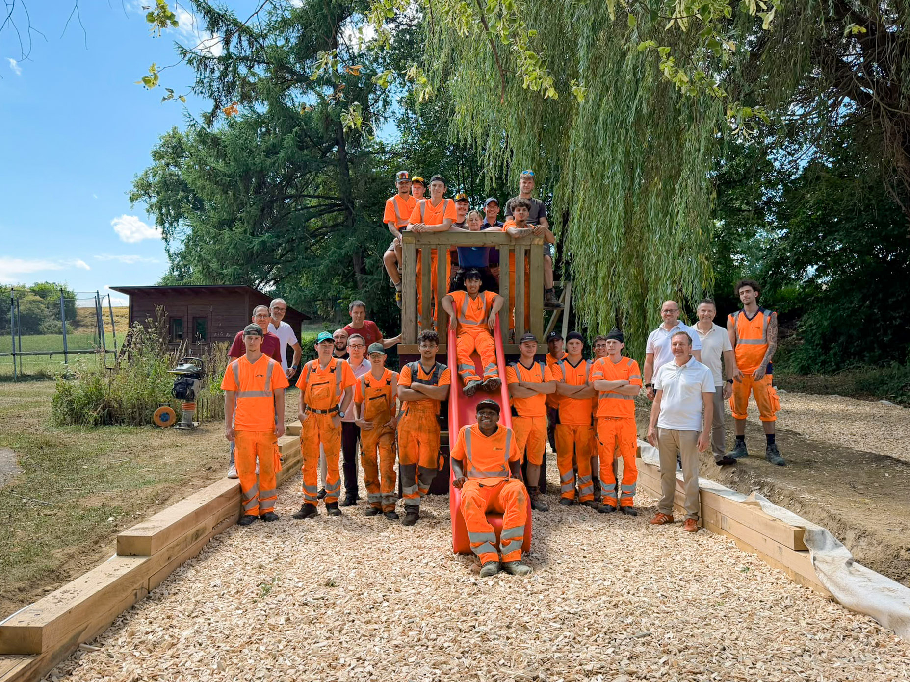 Réalisation d'une nouvelle place de jeux pour les enfants du Nid Clairval par les apprentis du Groupe JPF Réalisation d'une nouvelle place de jeux pour les enfants du Nid Clairval par les apprentis du Groupe JPF